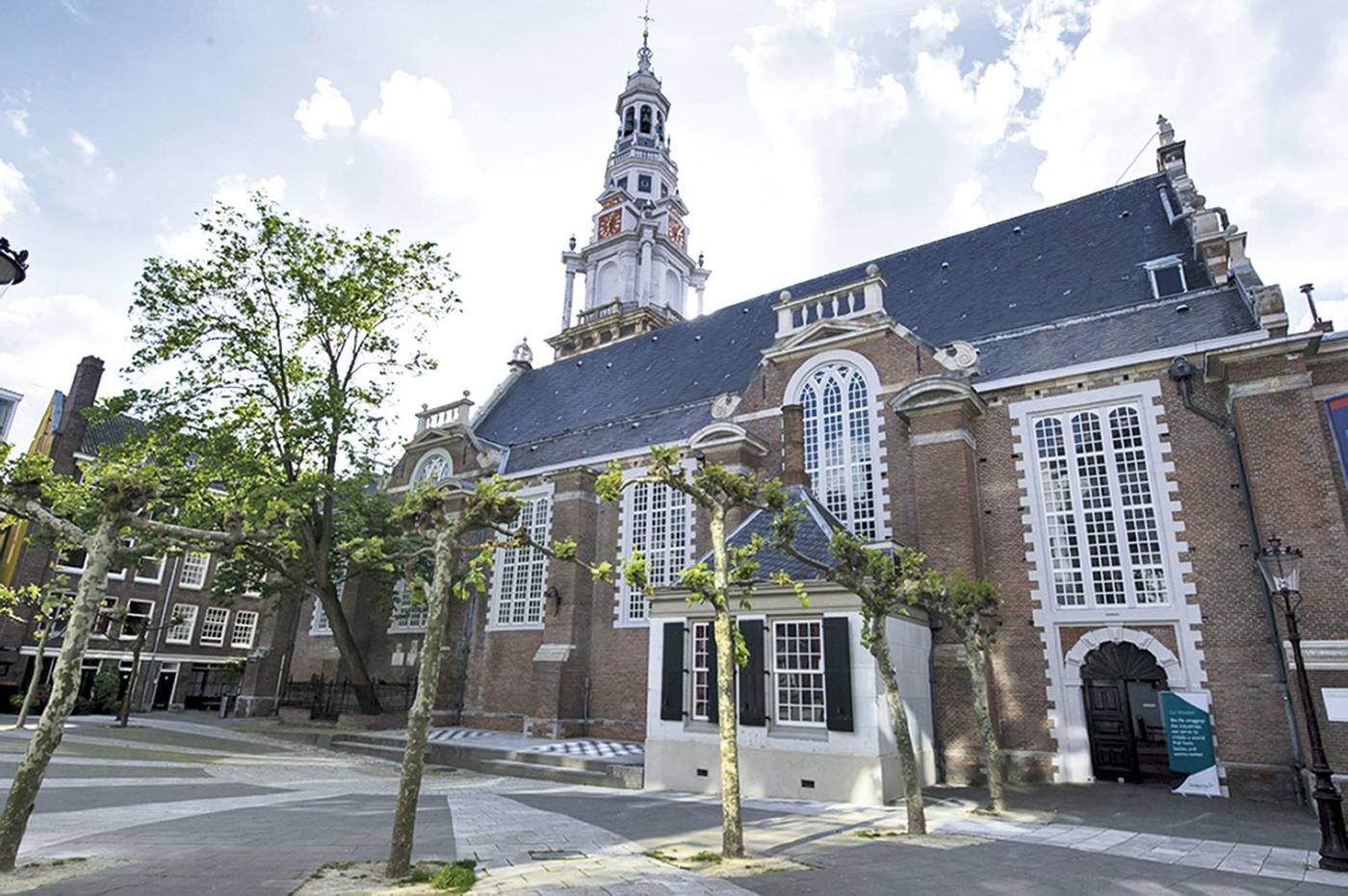 De Zuiderkerk aan het Zuiderkerkhof in Amsterdam, met de toren van Hendrick de Keyser