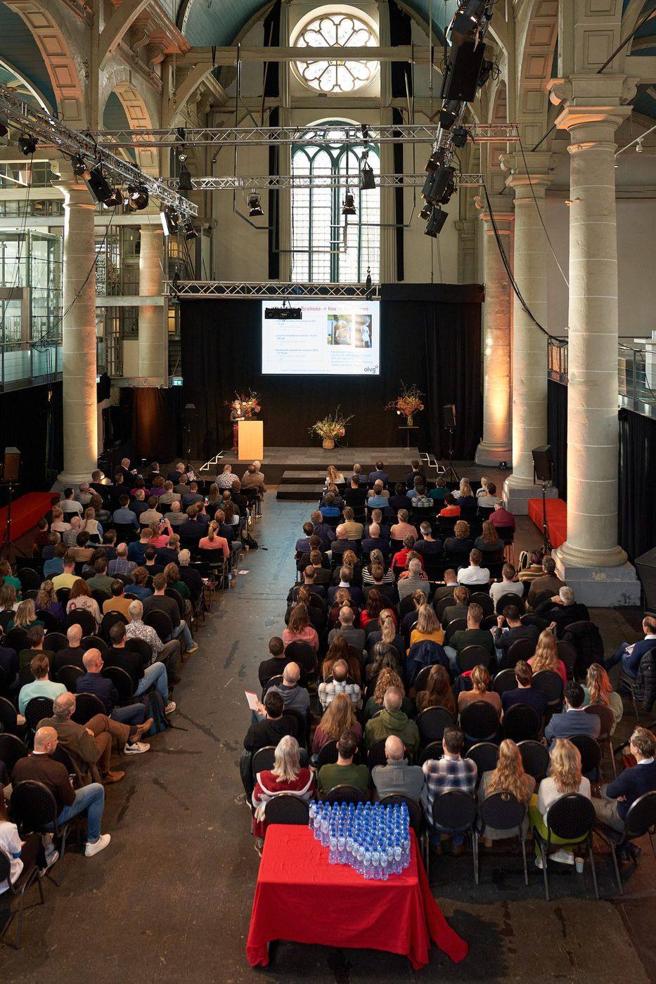 Volle zaal tijdens een congres in de Zuiderkerk in Amsterdam