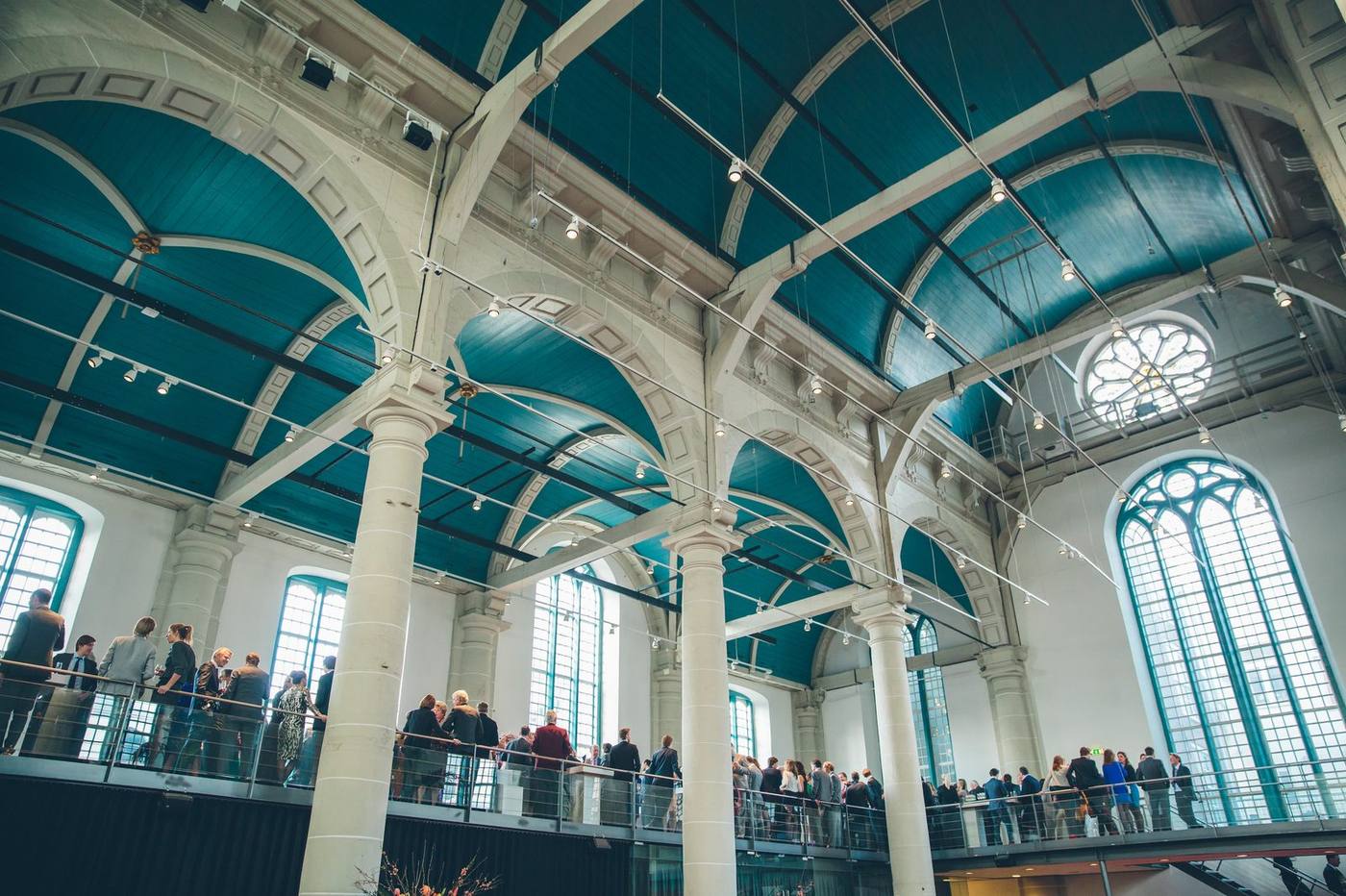Het lichte kerkschip van de Zuiderkerk in Amsterdam met het blauwe tongewelf, locatie van het FCA-congres Vitaal verbonden